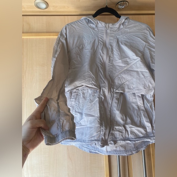 Lululemon Lightweight Hooded Packable Jacket Size Medium/ P2P 20 inches - Picture 3 of 13